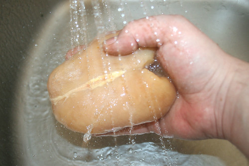 14 - Hähnchenbrüste waschen / Wash chicken breasts