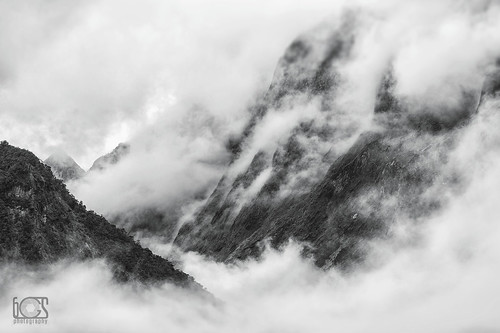 shadow newzealand mountain weather clouds canon landscape nationalpark cloudy nz sound fjord milford milfordsound nuages fiordland canoneos5dmarkiii ef70200mmf28lisiiusm bgsphotography bgspix