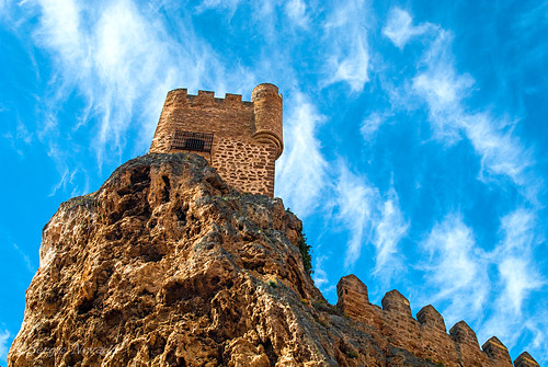 media torre leon cielo nubes burgos muralla castillo piedras edad castilla risco frias