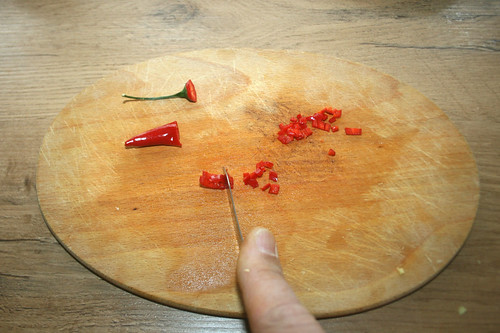 04 - Chili zerkleinern / Grind chilis