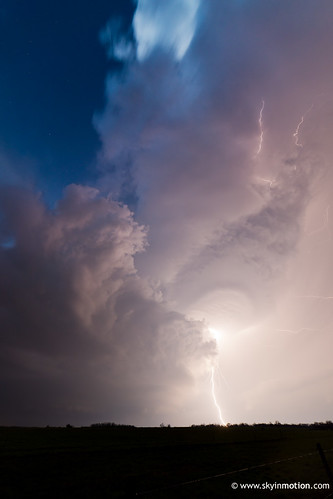 usa cloud storm unitedstates dusk bolt chase april kansas thunderstorm lightning plains chasing severe cumulonimbus stormchasing 2015 chetopa supercell
