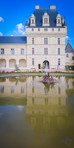 châteauxdelaloire etiquettesdemotsclésimportées donjon reflet châteaudevalençay château unesco valençay centrevaldeloire france fr