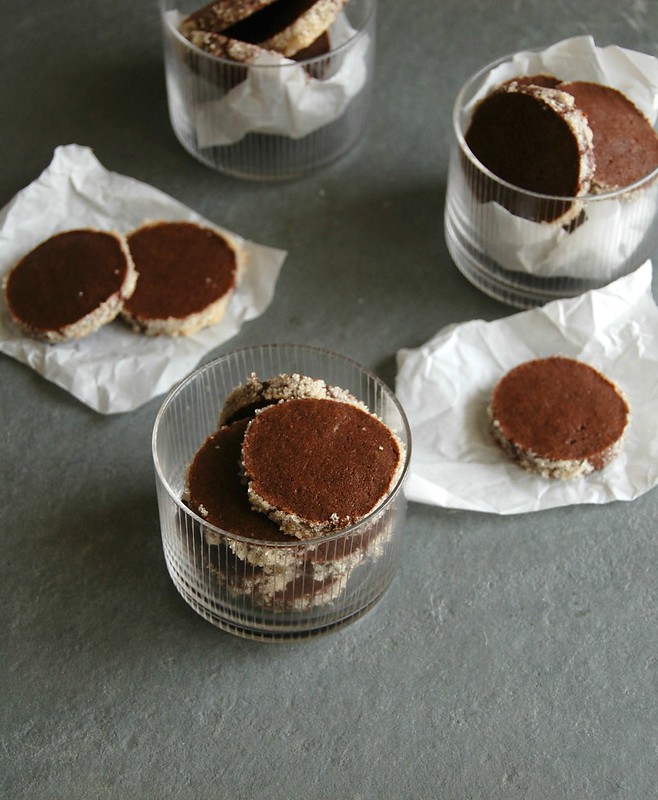 Sugar-crusted chocolate cookies / Biscoitos de chocolate com crosta de açúcar