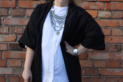 streetone-kimono-jacke-schwarz-outfit-look-style-fashionblog-modeblog-asos-shirt-kette-bershka