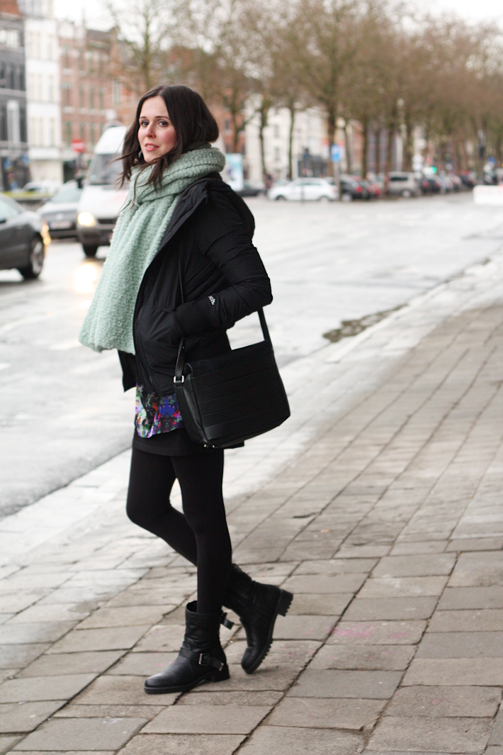 casual outfit: layers, oversized scarf and biker boots