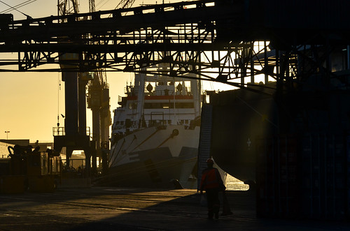 africa sunset port boat workers ship conveyor namibia quai walvisbay portofwalvisbay macsday05