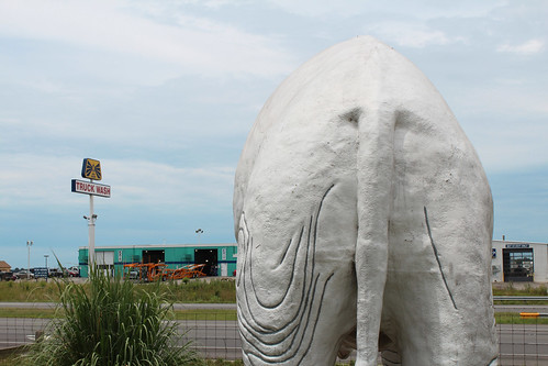 haubstadt indiana hippnursery fakeanimals statue elephant truckwash