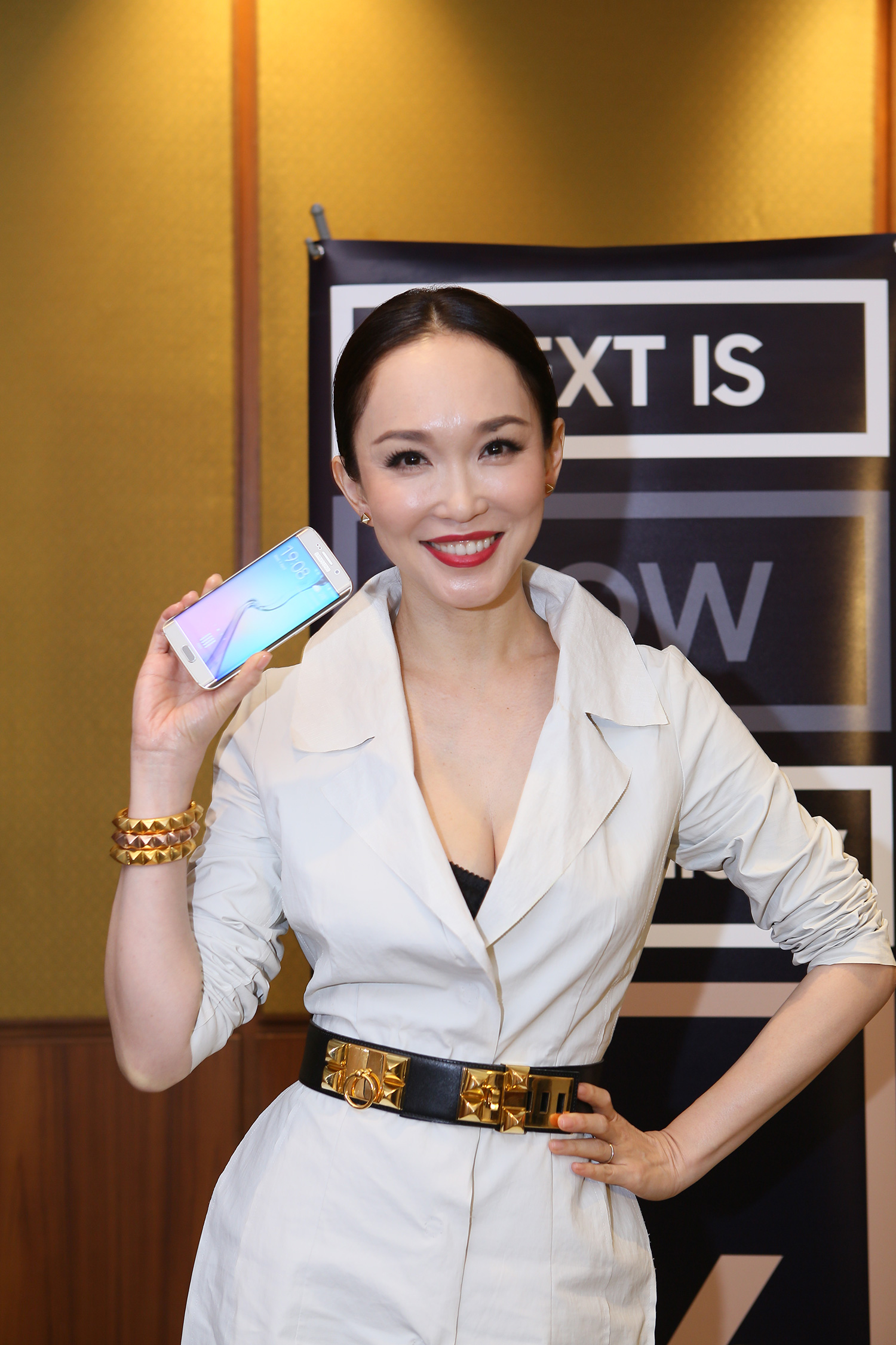 International-artiste-Fann-Wong-posing-with-the-latest-Galaxy-S6-edge-4G+-at-the-Samsung-Galaxy-S6-World-Tour-event