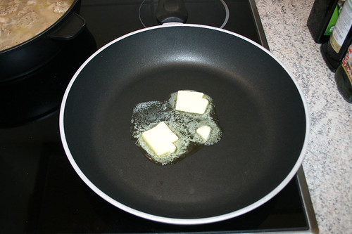 28 - Butter in weiterer Pfanne zerlassen / Melt butter in another pan