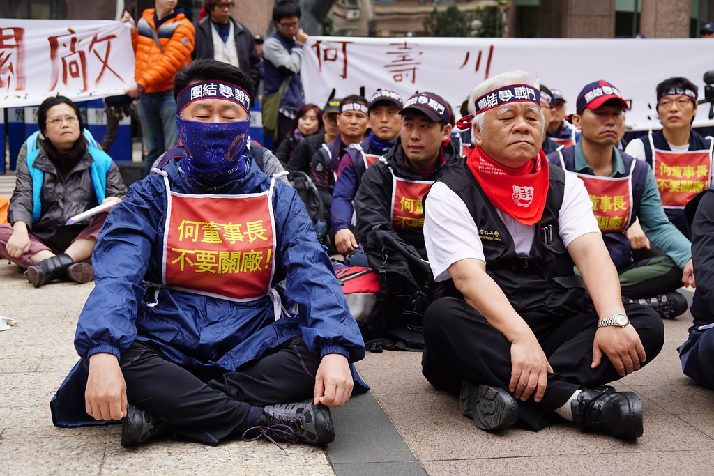 中華電信工會理事長朱傳炳（前排右一）表示，此次參與聲援是要向韓國勞工學習。（攝影：王顥中）