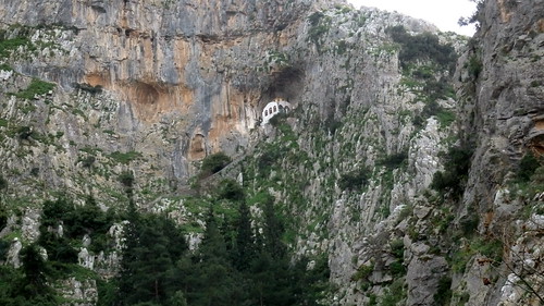 central greece livadeia herkyna river λιβαδειά στερεά ελλάδα ποτάμι έρκυνα chapel rock cliff βράχοσ εκκλησία εκκλησάκι