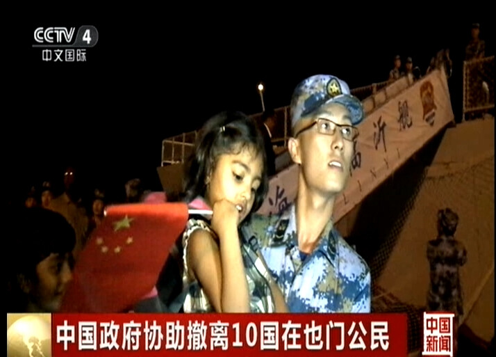 4月2日，在吉布提共和國吉布提港，一名外籍小女孩（中）在臨別前親吻一名臨沂艦艦員，向照顧她的中國海軍告別。
