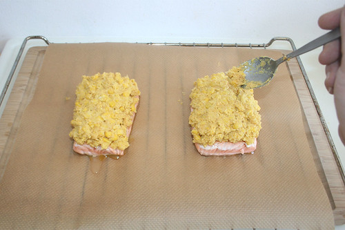 30 - Lachsfilets mit Maismischung bedecken / Cover salmon filets with corn mix
