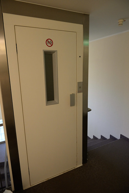 【電梯】應該是為了省空間的設計，和台灣看到的不太一樣