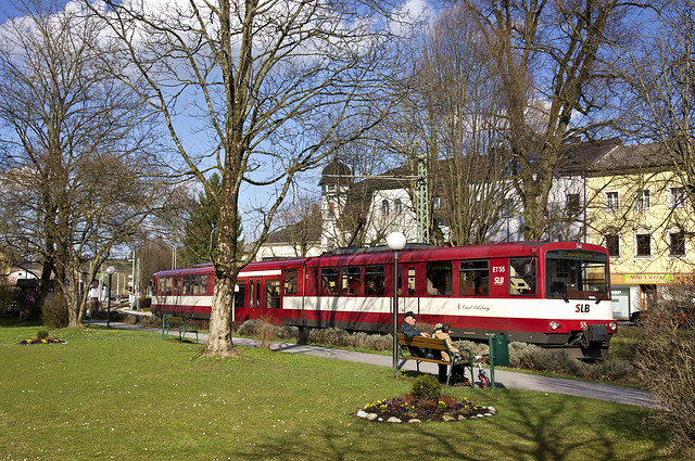 Unterwegs nach Lamprechtshausen durchfährt ET55 die Ortsmitte von Oberndorf und erreicht wenig später den Bahnhof
