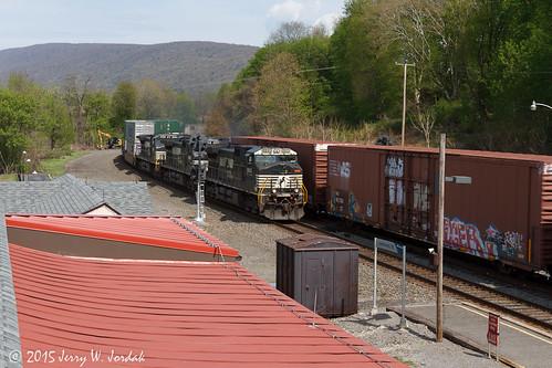 usa train ns platform pa signal norfolksouthern lewistown relaybox doublestacks 9840 c409w positionlight