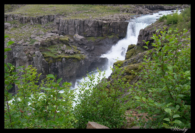 Bonita cascada en el Valle del Fossa en Islandia