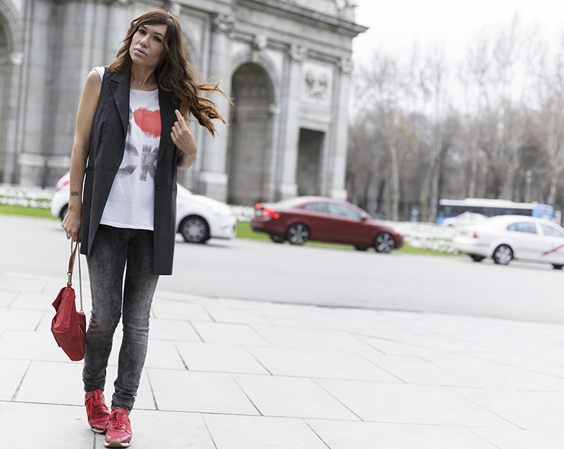 street style barbara crespo red rock hakei black vest puerta alcala madrid fashion blogger outfit blog de moda