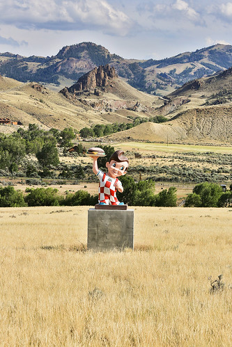 wyoming wapitivalley cody chinesewall bigboy bobsbigboy statue bobwian hamburger icon norestaurant dike volcanics geology igneousrocks scenery backdrop wyojones np