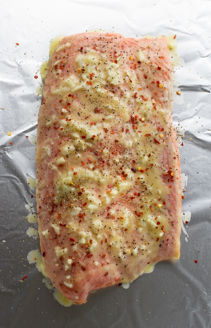 Lemon Garlic Butter Baked Salmon in Foil - This recipe takes less than 30 minutes and is perfect for weeknight dinners! #bakedsalmon #salmoninfoil #30minutemeals #bakedfish | Littlespicejar.com