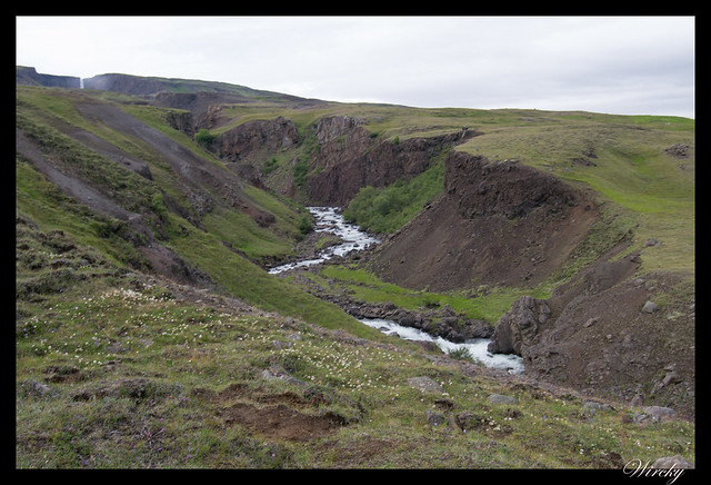 Río de cascada Litlanesfoss y Hengifoss