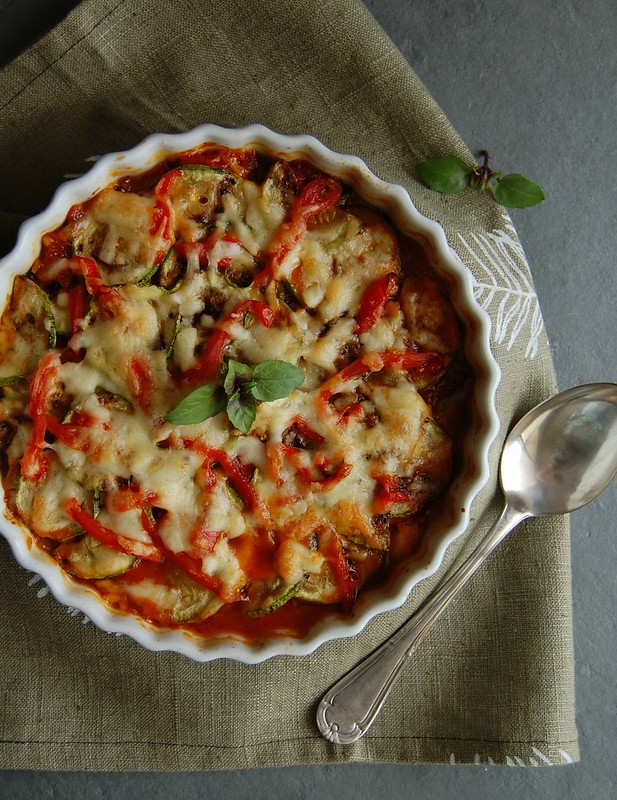 Courgette, tomato and roasted red pepper gratin / Gratinado de abobrinha, pimentão assado e tomate