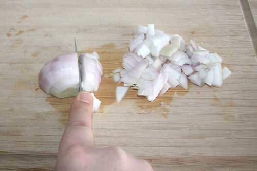 34 - Zwiebel grob würfeln / Dice onion
