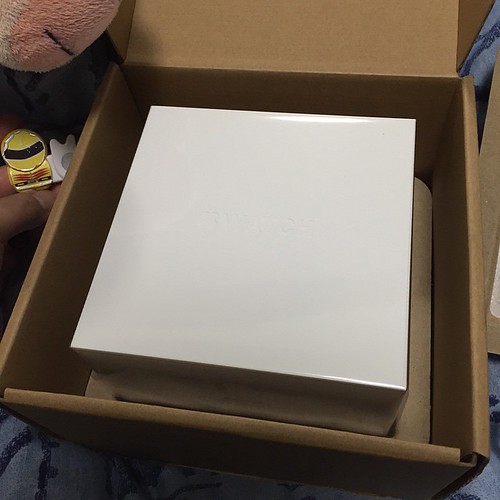 箱を開けるとエンボスされた蓋が。