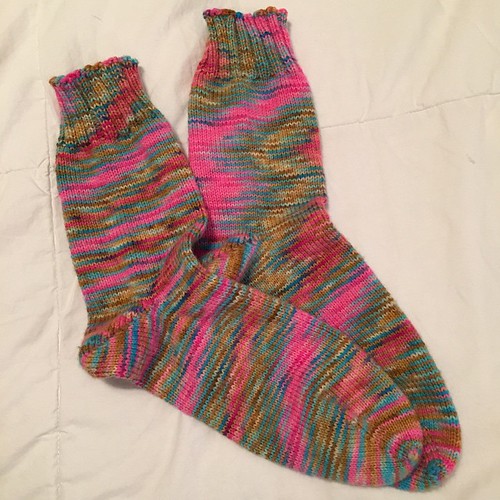Funky socks are finished! #knitting #sockknitting #toeupsock #fishlipskissheel