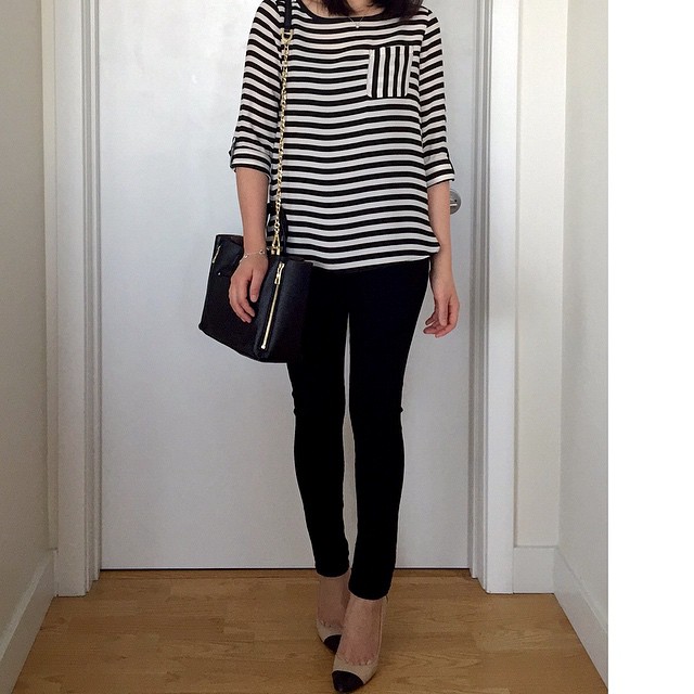 Wearing my #favorite @loft #stripe blouse today. 👯 I'm also loving these black skinny jeans from @bananarepublic since they're very stretchy and comfortable. They run big so I sized down to 24/00P and the inseam is perfect for petites. (Cap toe pu