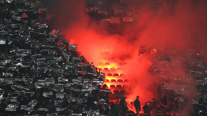 150326_ITA_Napoli_v_TUR_Trabzonspor_fans_fire