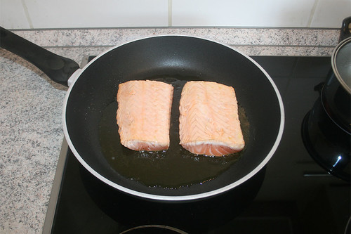 28 - Lachsfilet rundherum anbraten / Fry salmon filets all around