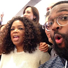 #oprahtunde. That time I snuck at selfie with @oprah and she gave me 👀. But whatever! When they had everybody line up for a large group selfie I was like I want my own selfie. #FCLA #OWNFCLA