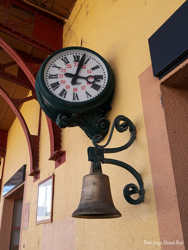 campana reloj estacion tren monzon huesca aragon spain anden adif