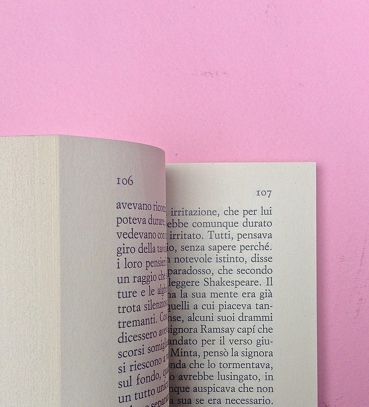 Virgina Woolf, Gita al Faro. Einaudi 2014. Progetto grafico di 46xy. Testo: indicazione del numero della pagina, in capo al testo, allineato al margine esterno, a pag. 106 e 107  (part.), 1