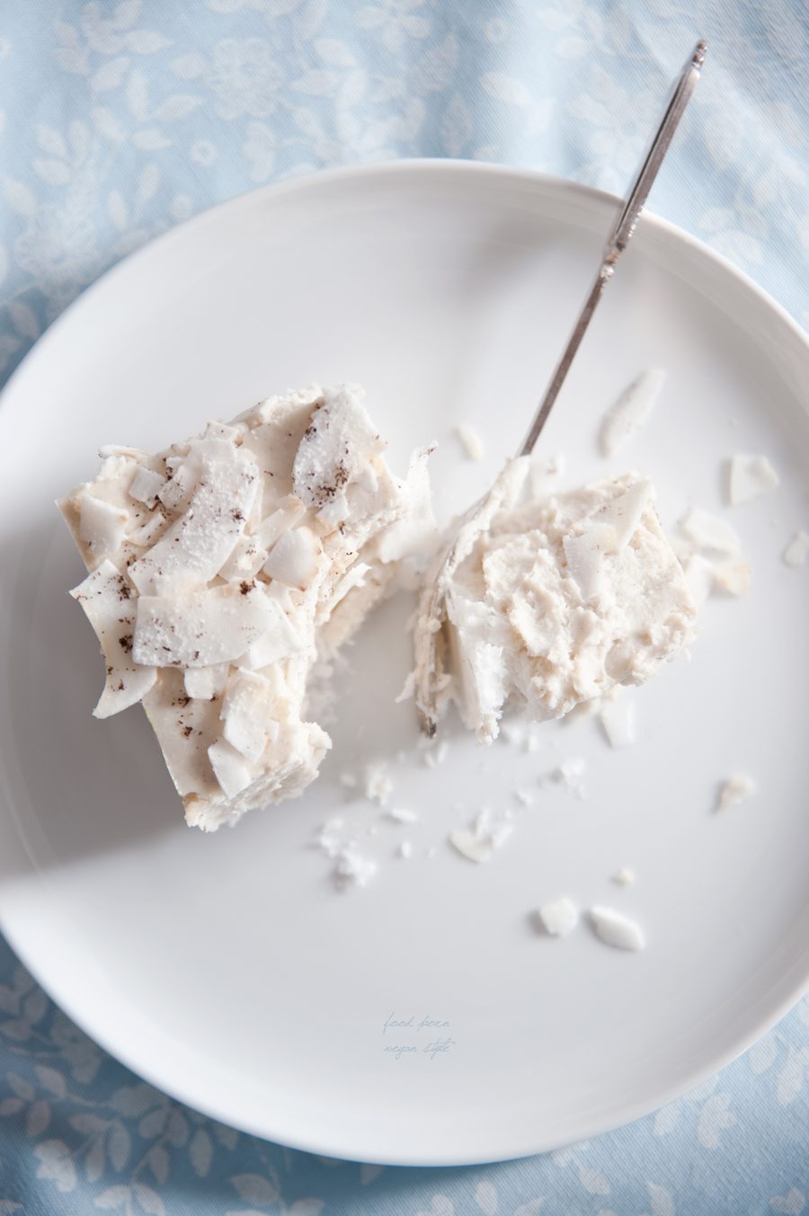 Vegan coconut-vanilla millet "cheesecake" (no-bake)