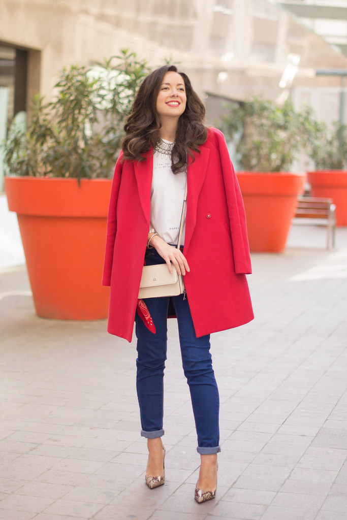 Cómo combinar un abrigo rojo en primavera
