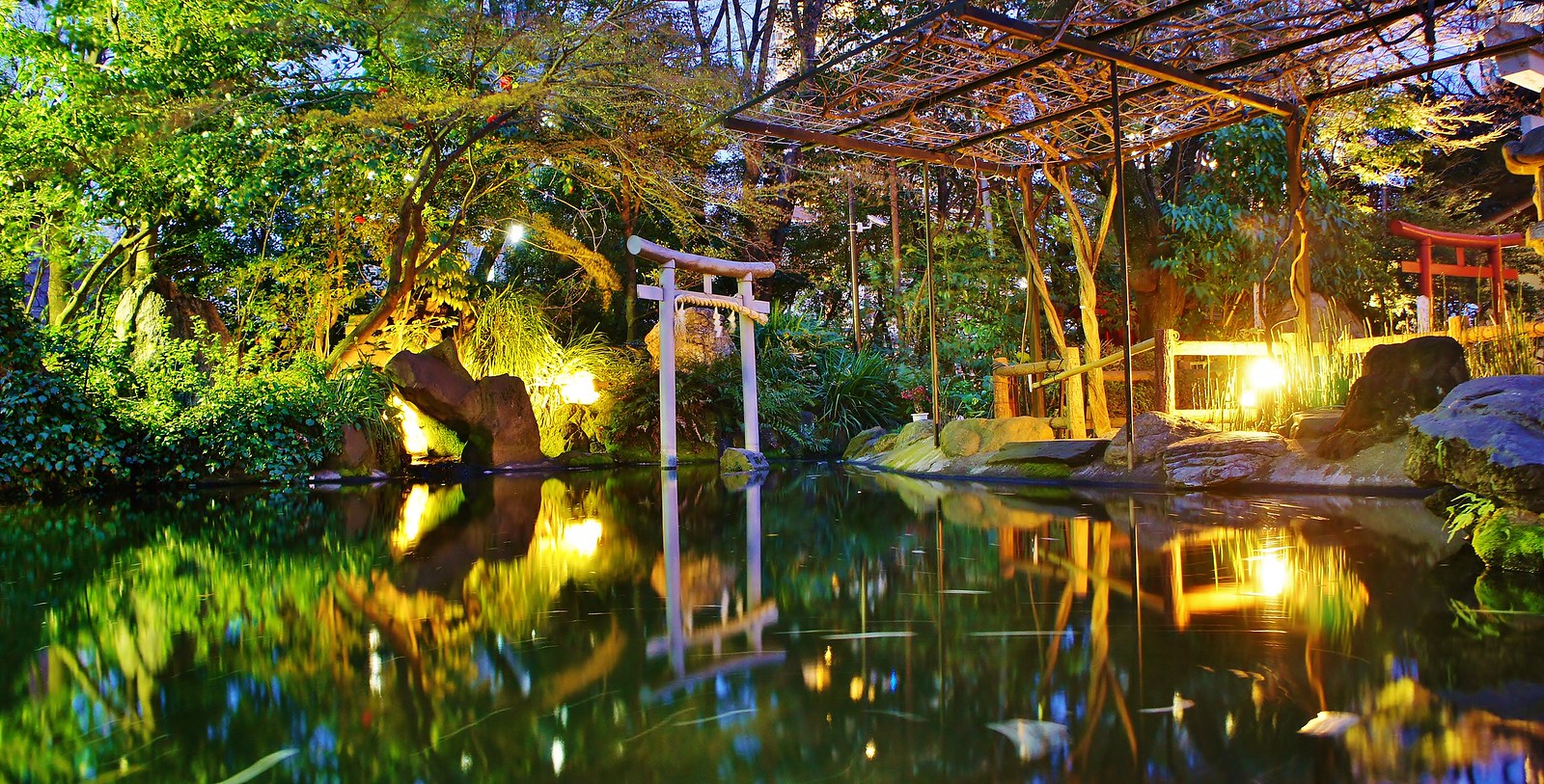 Atago Jinja, Shrine. Pond with the night time illumination
