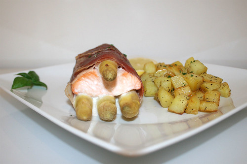 39 - Salmon asparagus saltimbocca with honey potatoes - Side view / Lachs-Spargel-Saltimbocca mit Honigkartoffeln - Seitenansicht