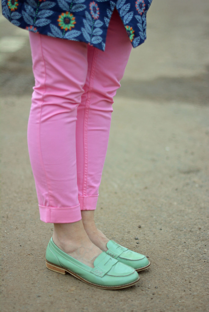 Spring style: Floral raincoat, pink trousers, mint loafers #pastels