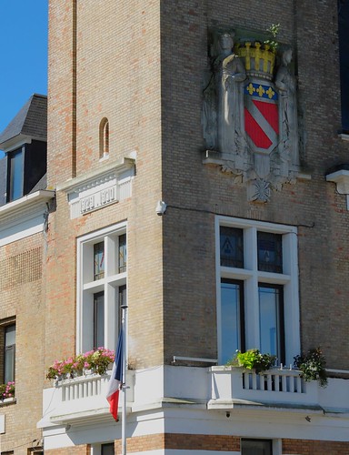roye somme picardie france hôteldeville mairie cityhall townhall municipio architecture french archi bâtiment building armoiries balcon balcony balcone