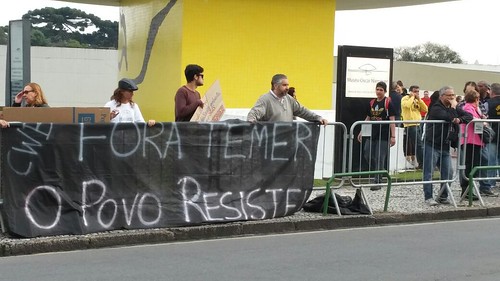 Manifestação em frente ao museu Oscar Niemayer  em Curitiba (PR), contra a governo interino de Michel Temer (PMDB)