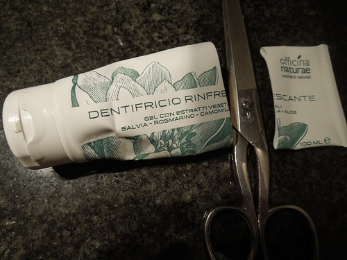 Dentifricio e forbici / Toothpaste and scissors