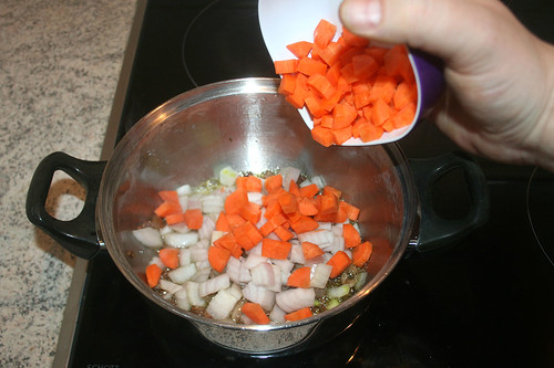 38 - Zwiebel & Möhre hinzu geben / Add onion & carrot
