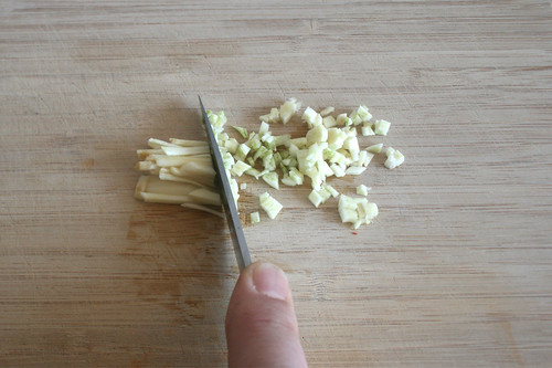 24 - Knoblauch zerkleinern / Grind garlic