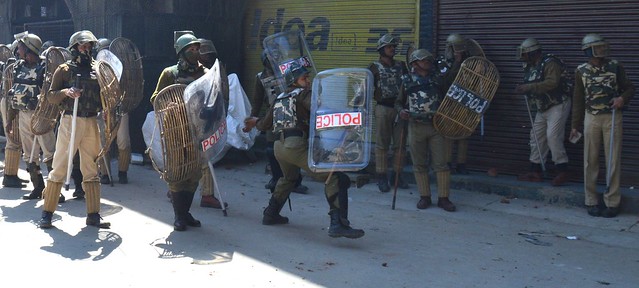 Central Reserve Police Force (CRPF) jawans can be seen throwing stones back on the agitators.