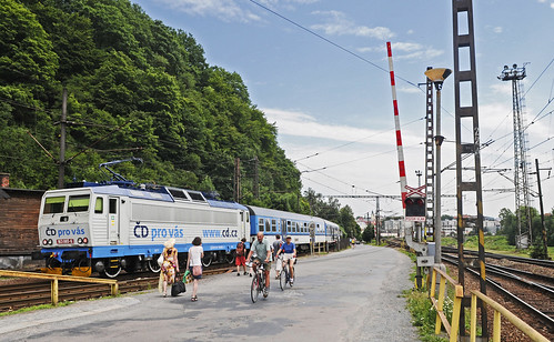 railroad cd railway spoorweg lokomotiva spoorwegovergang ustinadorlici železnice železničnípřejezd elektrickálokomotiva úchyt mužavlakem