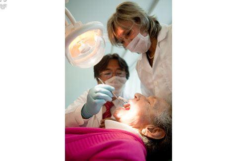 人工植牙權威，齒顎矯正專家，隱適美牙齒矯正，三重植牙牙醫診所首選莊牙醫診所。