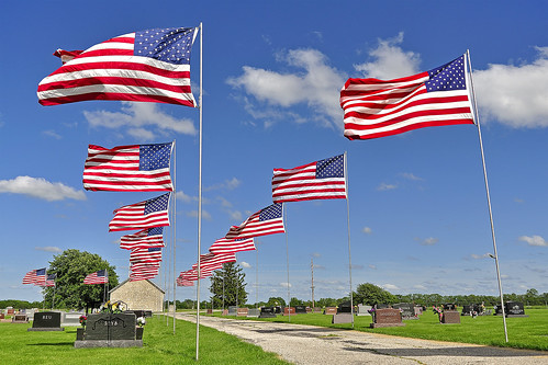 flag americanflag memorialday redwhiteblue usaflag memorialdayweekend donnellson donnellsoniowa evangelicalcemetery