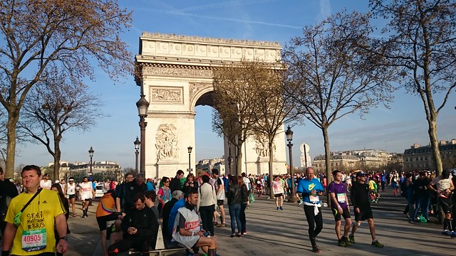 Marathoners at Arc de Triomphe